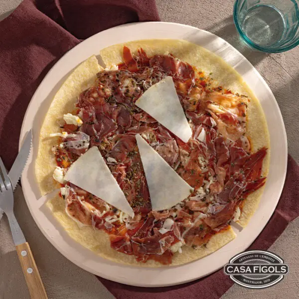 Pizza de pernil salat i formatge parmesà